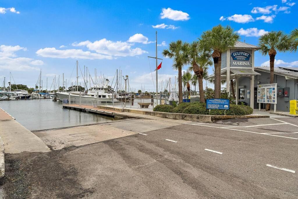 Quaint Gulfport Beach Bungalow Сент-Питерсберг Экстерьер фото