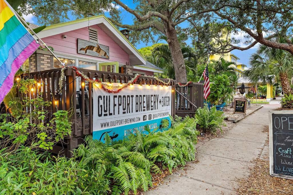 Quaint Gulfport Beach Bungalow Сент-Питерсберг Экстерьер фото