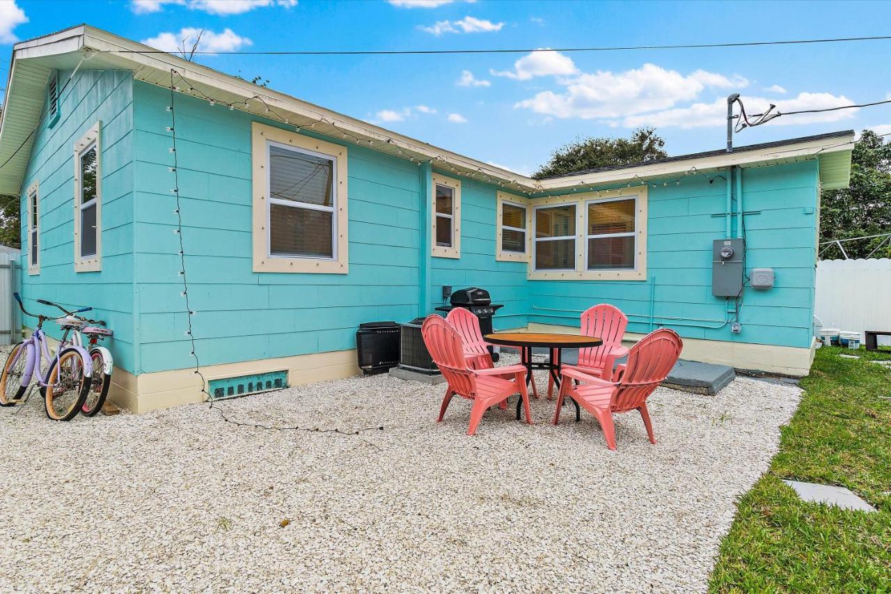 Quaint Gulfport Beach Bungalow Сент-Питерсберг Экстерьер фото