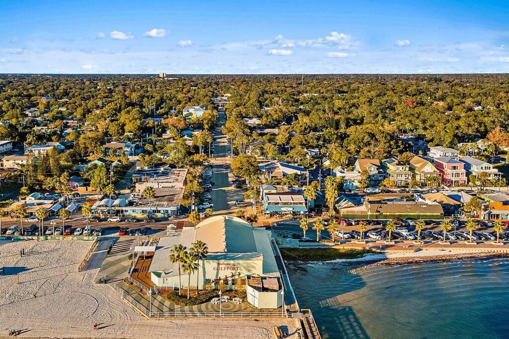 Quaint Gulfport Beach Bungalow Сент-Питерсберг Экстерьер фото