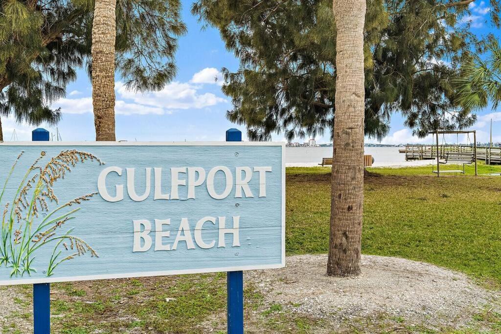 Quaint Gulfport Beach Bungalow Сент-Питерсберг Экстерьер фото